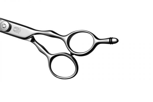 Mizutani BLACK-SMITH Matelite-Q Lite scissors in a professional setting, emphasizing their ergonomic fit for hair designers with hand fatigue.