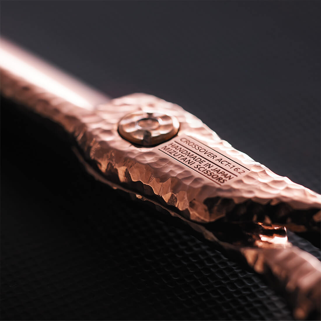 Mizutani Scissors Canada ACRO CROSSOVER TSUCHIME ACT-1 MOMO  Close Up
